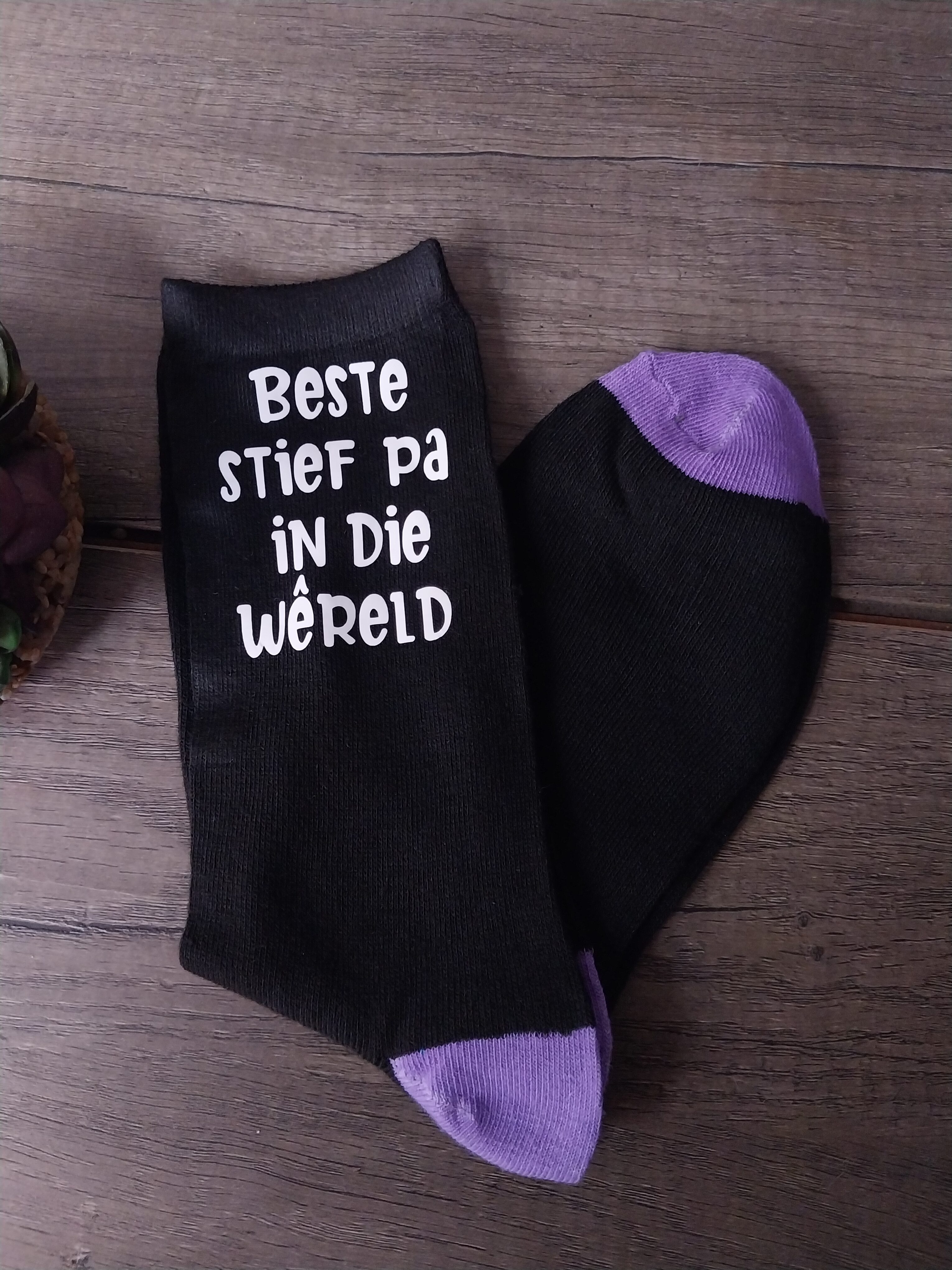 20231012_151846.jpg Beste Stief pa in die wêreld- Printed Socks - Image 1